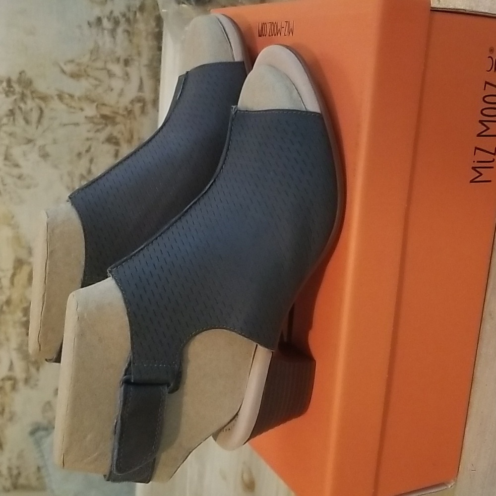 Clark's 8.5 Wide open toe